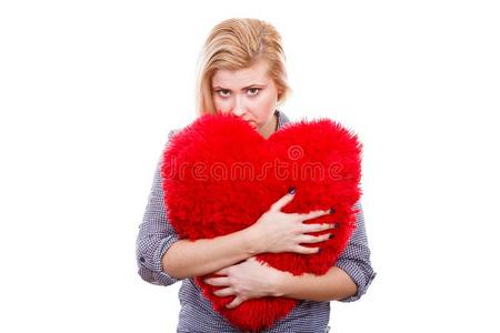 悲哀的女孩佃户租种的土地大的红色的枕头采用心形状