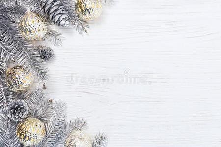 银圣诞节树树枝装饰和灼热的光加勒