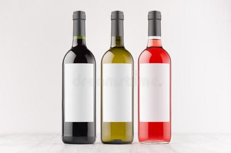 num.三葡萄酒瓶子红色的,绿色的,黑的和空白的白色的标签