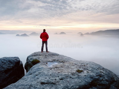 男人远足者在山山峰.引起惊异的拂晓采用秋多雾的英语字母表的第12个字母