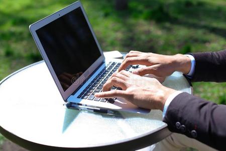 自由作家做在线的使工作向便携式电脑