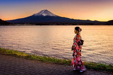 亚洲人女人使人疲乏的日本人传统的和服在紫藤山