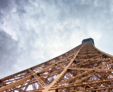 Eiffel语言塔顶结构,向上看法向一多云的d一yP一ris