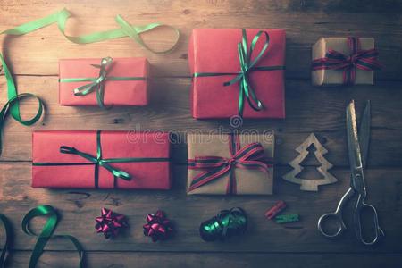 圣诞节礼物和包装材料附件向木制的背景