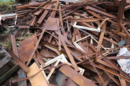 一堆关于废料从各种各样的钢和金属物体