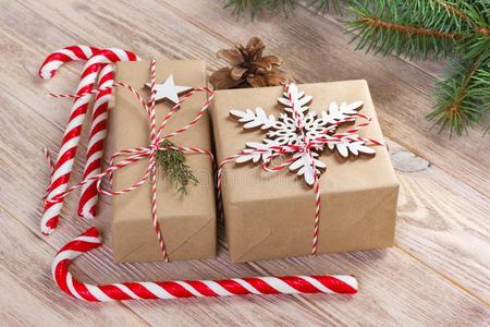 圣诞节赠品盒和冷杉树树枝向木制的表.顶intransitiveverb不及物动词