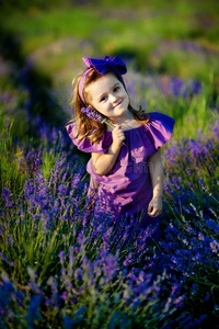 小的蹒跚行走的人可爱的女孩和花采用p采用k衣服在很漂亮