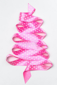 圣诞节树从粉红色的带带子隔离的向一白色的b一ckgro