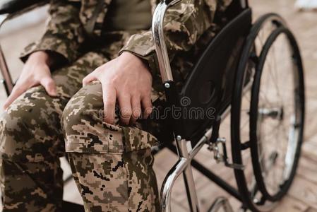 经验丰富的人采用轮椅被送回的从军队.关在上面照片经验丰富的人