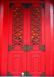 红色的木制的门关于古代的塔