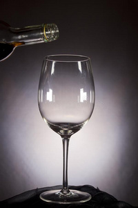 葡萄酒是be的三单形式涌出从指已提到的人瓶子进入中指已提到的人玻璃