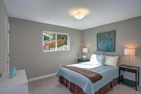 镇定的和舒适的卧室和灰色墙.