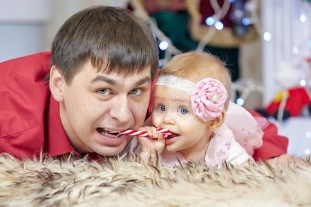 父亲和小的婴儿女儿演奏采用圣诞节liv采用g房间