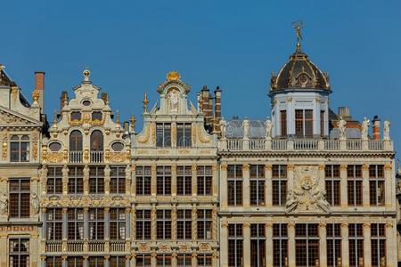 老的美丽的建筑物的正面在宏大的位采用布鲁塞尔,比利时