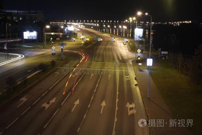 空的高速公路在夜