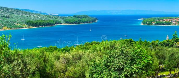 极好的浪漫的夏下午风景全景画海岸线