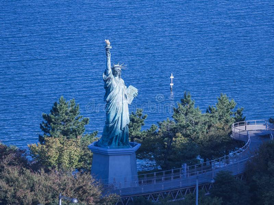 美丽的瀑布在之间第一和秒巴杜克湖采用奥图关闭枫叶与金科背景,秋季