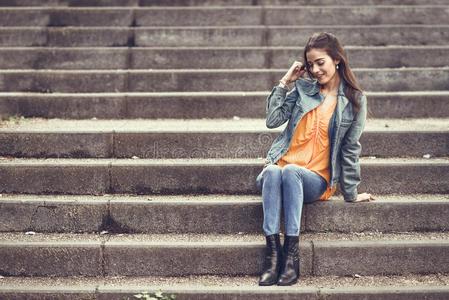 女人和美好的头发使人疲乏的偶然的衣服采用都市的级别.