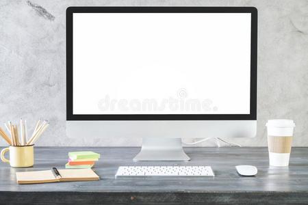 创造性的桌面和干净的白色的计算机屏幕