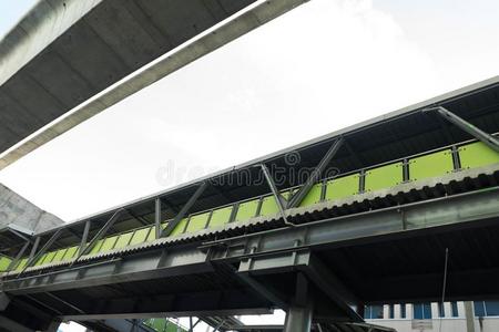 绿色的立交桥走道和UNER公司看法关于天火车采用扇形棕榈细纤维,Thailand泰国