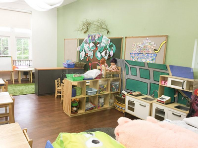 空的幼儿园班房间和小孩塞住和玩具