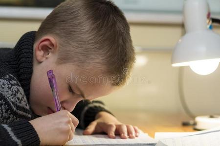 小孩学校年龄男孩制造他的家庭作业