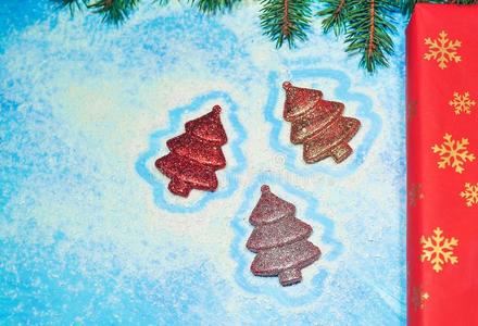 圣诞节树玩具采用指已提到的人雪向一蓝色b一ckground