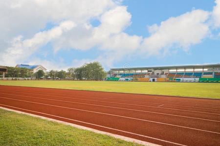 跑步小路采用运动场向蓝色天为体育运动和竞争