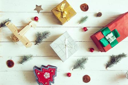 圣诞节装饰背景松树和礼物和向白色的令马停住的声音