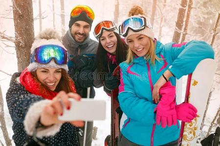 滑雪板或滑雪者制造自拍照采用雾f或est