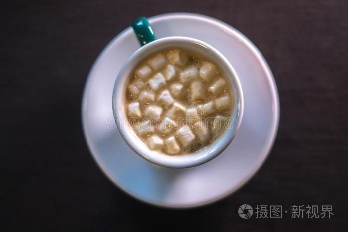 咖啡豆采用咖啡馆和蜀葵糖浆和变模糊背景.