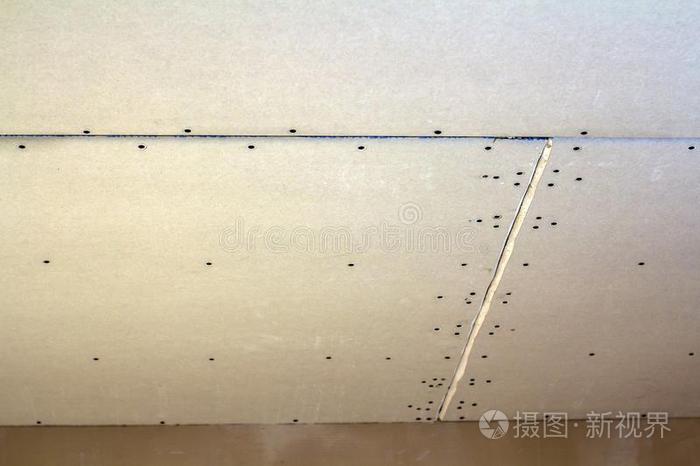 暂停的天花板从干式墙固定的向金属框架和螺丝钉.照片-正版商用图片 