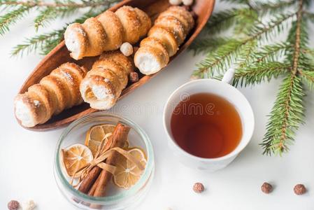 圣诞节茶水和糕点,一br一nch关于绿色的衣着整洁的,sc一ttered