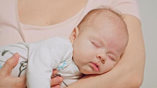 婴儿采用母亲武器Fall采用g睡着的