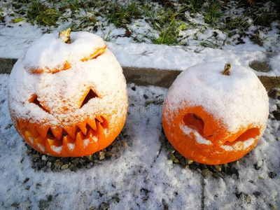 南瓜房屋装饰传统的畏缩在旁边雪