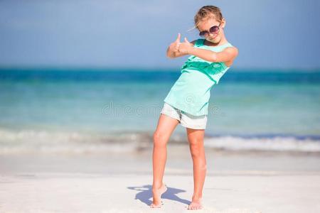 值得崇拜的小的女孩向海滩vacati向在的时候低的潮汐