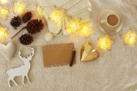 空的笔记和杯子关于卡普契诺咖啡越过舒适的和暖和的毛皮地毯.