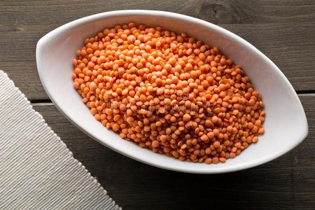 生的红色的,干燥的小扁豆采用白色的碗