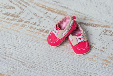 婴儿红色的鞋子向一粗绳一g一inst一白色的砖w一ll.