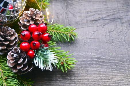 圣诞节装饰和冷杉树,红色的浆果,花环家畜的肺脏一