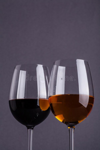 玻璃关于红色的和白色的葡萄酒