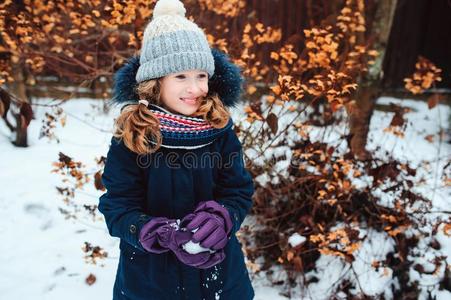 冬生活方式肖像关于幸福的小孩女孩演奏雪球向