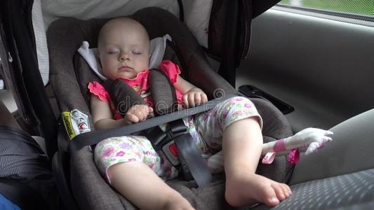 婴儿女孩睡眠采用小孩汽车席位.