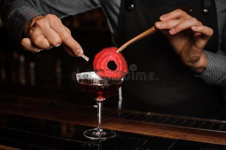 酒吧间销售酒精饮料的人手装饰一红色的cockt一il喝和一切成片关于