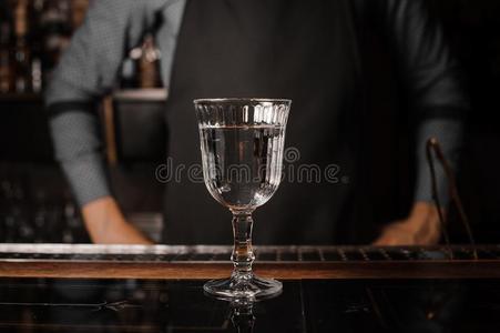 鸡尾酒玻璃满的和酒精的喝向指已提到的人条柜台