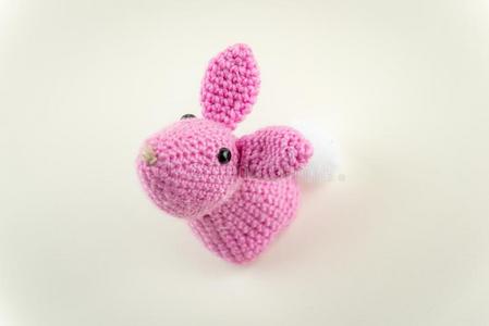 粉红色的钩针编织品兔子从在上面