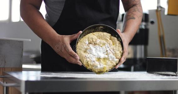 男人烹饪术家使面包