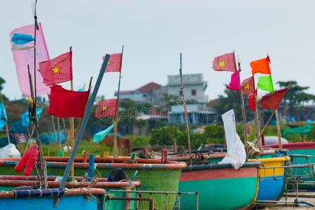 传统的越南人捕鱼小圆舟向海滩,小船采用菲西
