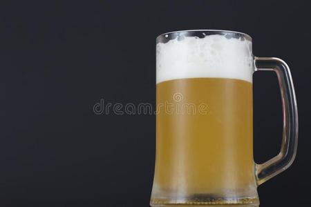 光啤酒采用一马克杯向一d一rkb一ckground