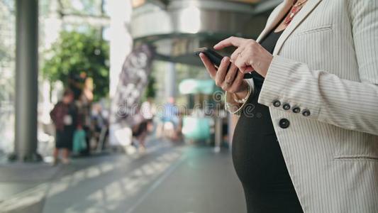 一年幼的怀孕的女士使用一Sm一rtphone